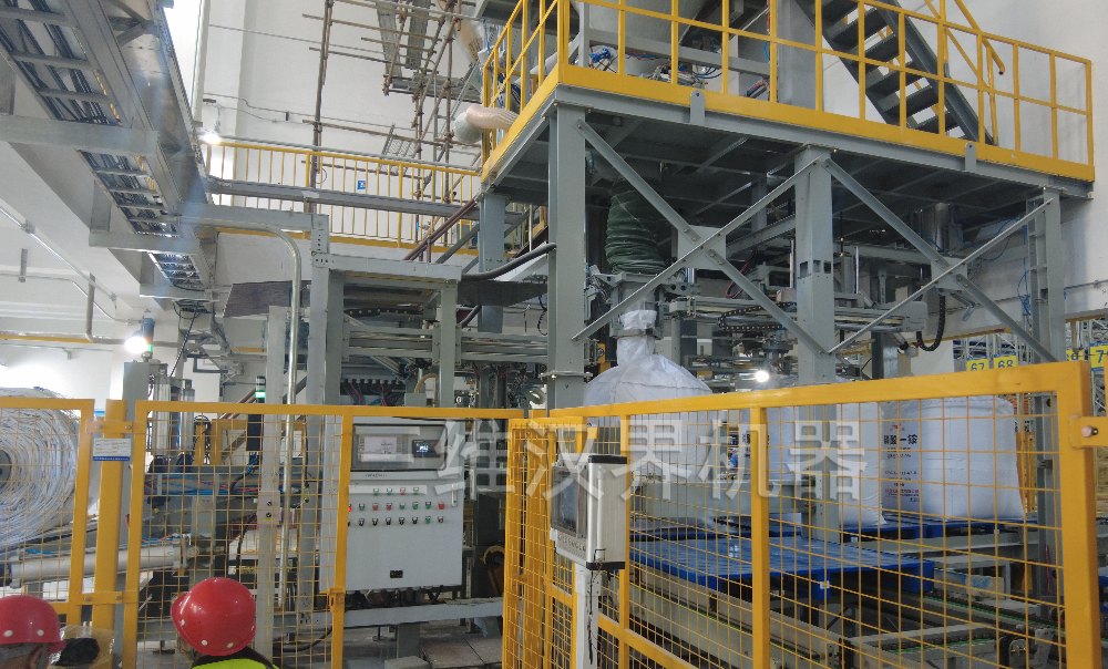 全自動噸袋包裝機(jī)運(yùn)行現(xiàn)場